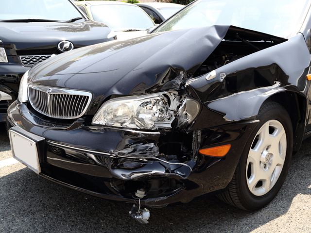 事故でフロントがへこんだ車